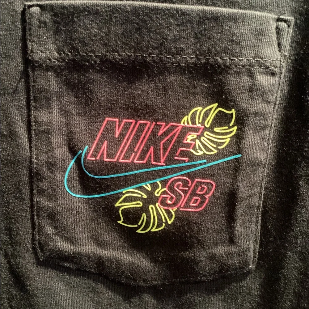NWOT Nike SB Pro Paradise Pocket The Nike Tee T-Shirt CU0306-010 Men's Size XS